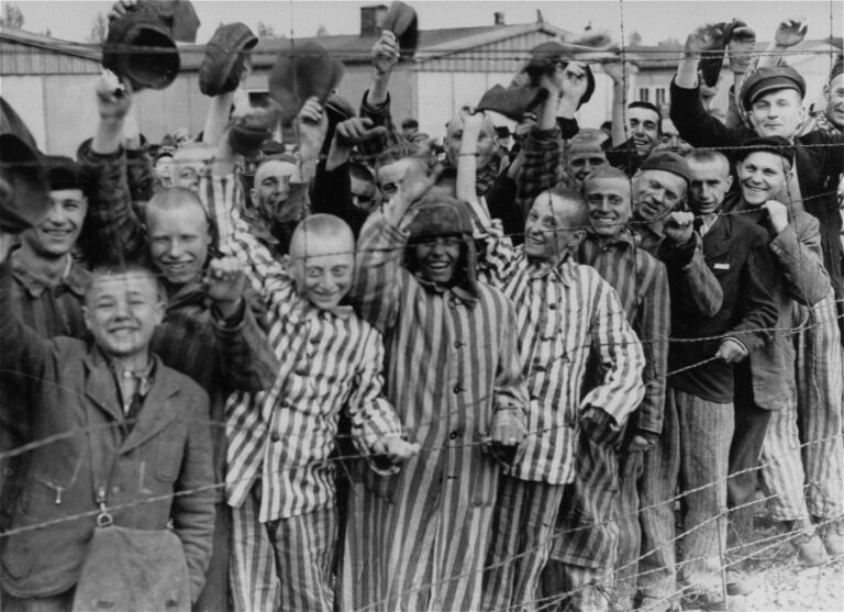 Zdjęcie przedstawiające wyzwolenie Więźniów obozu koncentracyjnego w Dachau